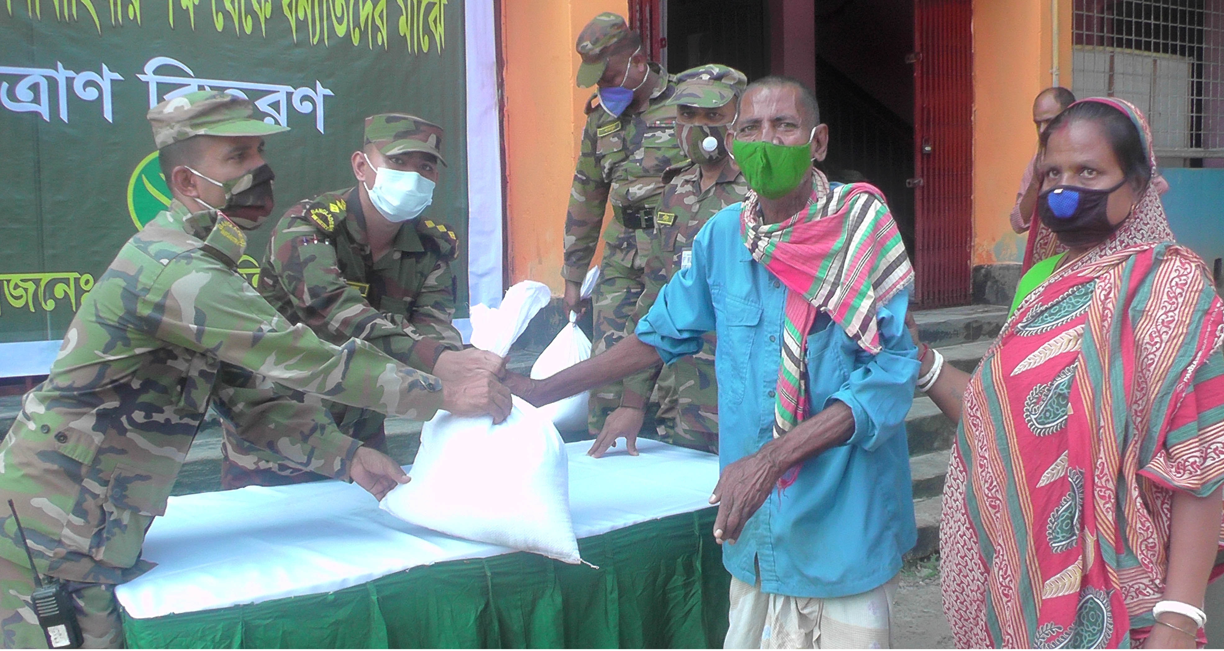 কুড়িগ্রামে বন্যার্ত মানুষের মাঝে সেনাবাহিনীর ত্রাণ বিতরণ