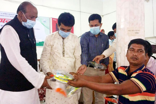 গুরুদাসপুরে প্রান্তিক কৃষকদের
মাঝে বীজ ও সার বিতরণ