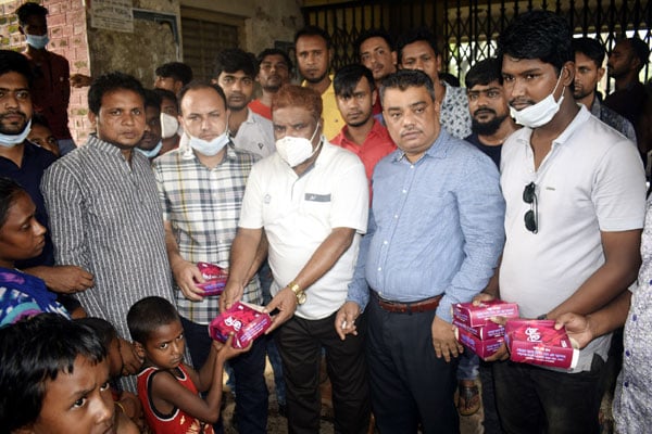 শেখ হাসিনার জন্মদিন উপলক্ষে বগুড়ায় স্বেচ্ছাসেবক লীগের আয়োজনে খাবার বিতরণ 