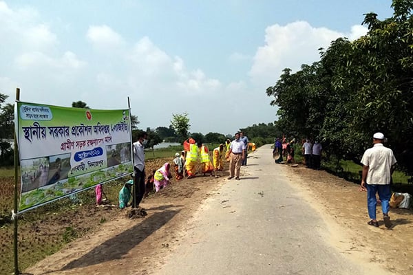 মুজিববর্ষ উপলক্ষে দিনাজপুরে গ্রামীণ সড়ক রক্ষণাবেক্ষণ কার্যক্রম শুরু