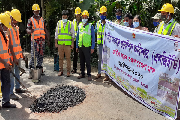 মাগুরায় সড়ক রক্ষণাবেক্ষণ মাস উদ্বোধন