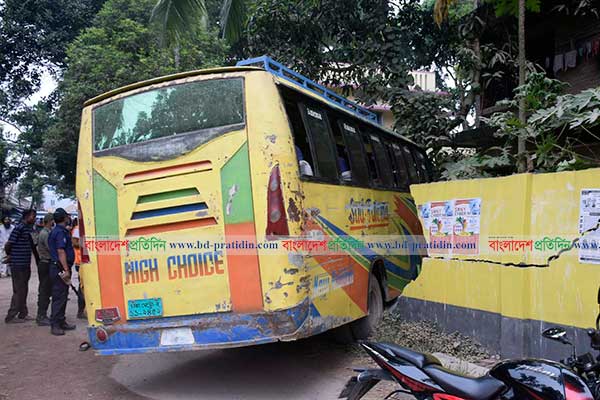 ধুনটে দেয়াল ভেঙে ইউএনও’র বাসভবনে ঢুকে পড়ল বাস