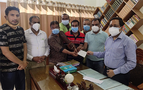 ফরিদপুর পূজা কমিটির পক্ষ থেকে দশ লাখ টাকার চেক হস্তান্তর 