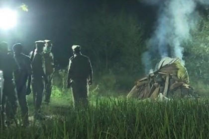 ভারতে পরিবারকে আটকে রেখে ধর্ষিতার জোরপূর্বক সৎকার পুলিশের