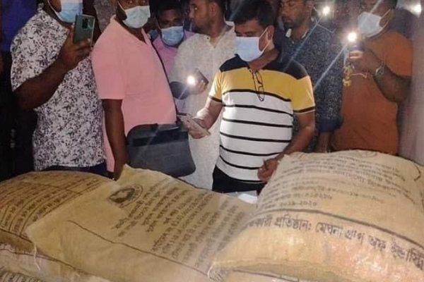 আশুলিয়ায় মজুদ রাখা প্রধানমন্ত্রীর ত্রাণ সামগ্রী জব্দ