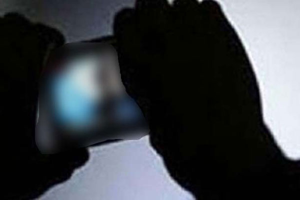 গোসলের ভিডিও দেখিয়ে নারীকে ব্ল্যাকমেইলের চেষ্টা, অতঃপর...