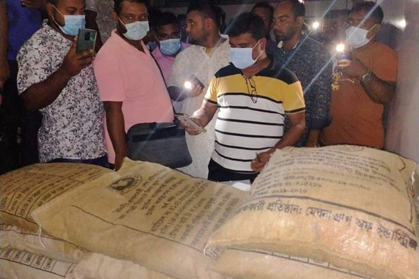 সাভারে ত্রাণের চাল আত্মসাৎ, চেয়ারম্যানের বিরুদ্ধে ব্যবস্থা গ্রহণের নির্দেশ