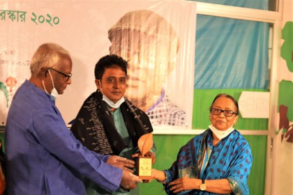 দ্বিজেন শর্মা পুরস্কার পেলেন ড. তুহিন ওয়াদুদ