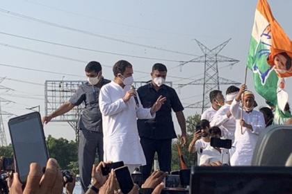 রাস্তা ছাড়তে বাধ্য হলো যোগী সরকার, হাথরাসের পথে রাহুল-প্রিয়াঙ্কা