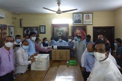 আওয়ামী লীগের ত্রাণ কমিটির উদ্যোগে করোনা প্রতিরোধ সামগ্রী বিতরণ