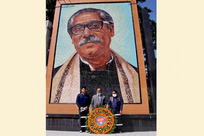 মুজিব ম্যুারালে ফুল দিয়ে ইবি উপাচার্যের দায়িত্ব গ্রহণ