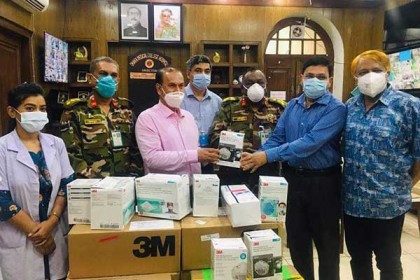 দুই হাজার পিস এন ৯৫ মাস্ক দিলেন ঢাকা মেডিকেলের ইউএসএ অ্যালামনাইরা