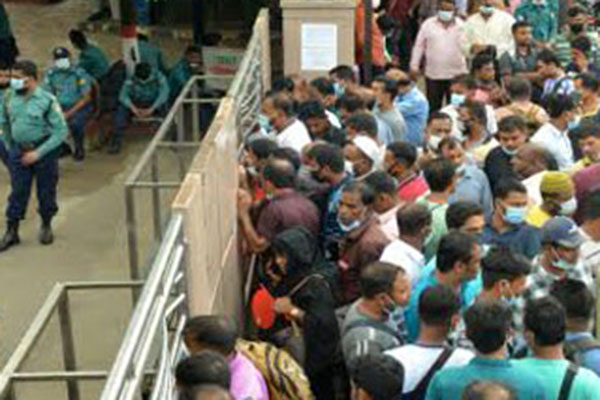 টোকেনের আশায় আজও প্রবাসীদের ভিড়