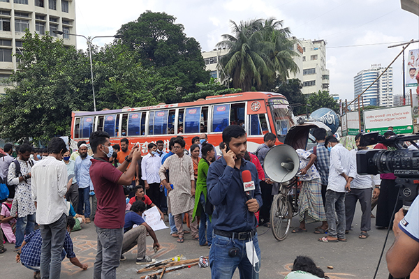 নোয়াখালীতে ধর্ষণের প্রতিবাদে শাহবাগ মোড়ে অবস্থান কর্মসূচি