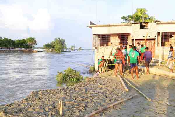 সিংড়ায় ভয়াবহ বন্যা, অর্ধশত ঘড়বাড়ি নদীগর্ভে বিলীন