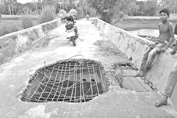 ভাঙা সেতুতে ঝুঁকি নিয়ে চলাচল