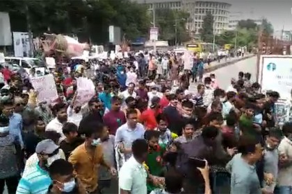 ধর্ষকদের শাস্তির দাবিতে শাহবাগ অবরোধ