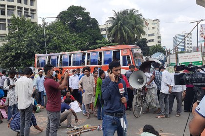 নোয়াখালীতে ধর্ষণের প্রতিবাদে শাহবাগ মোড়ে অবস্থান কর্মসূচি
