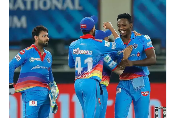 কোহলির ব্যাঙ্গালুরুকে রীতিমত নাকাল করে শীর্ষে দিল্লি