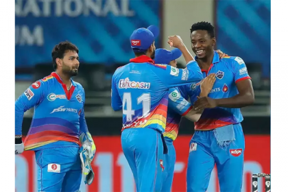 কোহলির ব্যাঙ্গালুরুকে রীতিমত নাকাল করে শীর্ষে দিল্লি