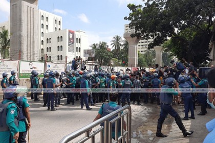 রাজধানীতে ধর্ষণবিরোধী মিছিলে পুলিশের বাধা