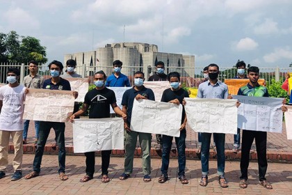 ধর্ষণের প্রতিবাদে সংসদ ভবনের সামনে শেকৃবি শিক্ষার্থীদের মানববন্ধন
