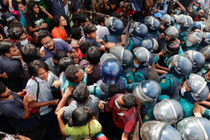  রাজধানীতে ধর্ষণবিরোধী মিছিলে পুলিশের সঙ্গে হাতাহাতি, স্বরাষ্ট্রমন্ত্রীর পদত্যাগ দাবি
