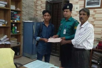 অসহায় দুই কলেজ শিক্ষার্থীর পাশে দাঁড়ালেন এসআই উত্তম