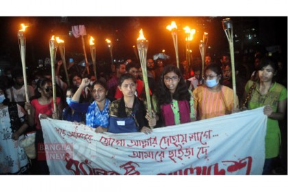 ধর্ষণের প্রতিবাদে শাহবাগে মশাল মিছিল
