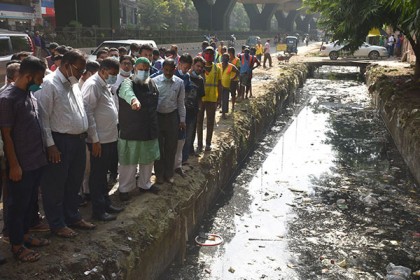 চট্টগ্রামে নালায় মশার বিস্তার   