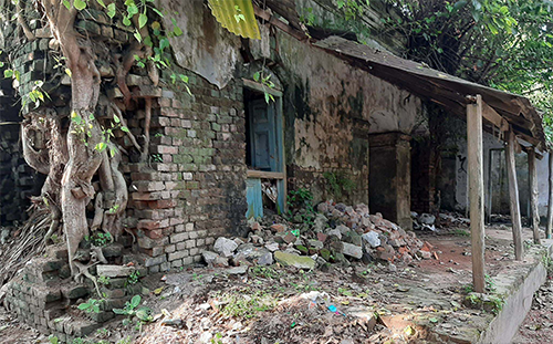 ঠাকুরগাঁওয়ে শতবর্ষী ভবনটি ঝুঁকিপূর্ণ, রাতে বসে মাদক ও জুয়াড়িদের আড্ডা