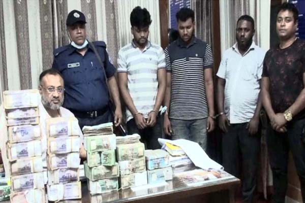 প্রাইভেটকারের ভেতরে এক কোটি ৬০ লাখ টাকা 