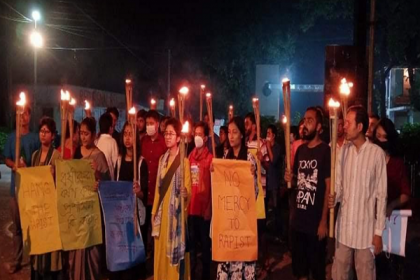 চবিতে ধর্ষণের প্রতিবাদে মশাল মিছিল