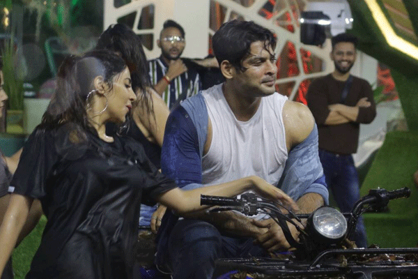 অশ্লীলতা; নতুন মৌসুমেও বিতর্ক পিছু ছাড়েনি 'বিগ বস'র