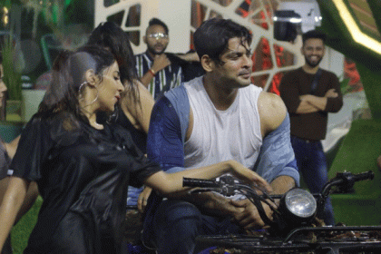 অশ্লীলতা; নতুন মৌসুমেও বিতর্ক পিছু ছাড়েনি 'বিগ বস'র
