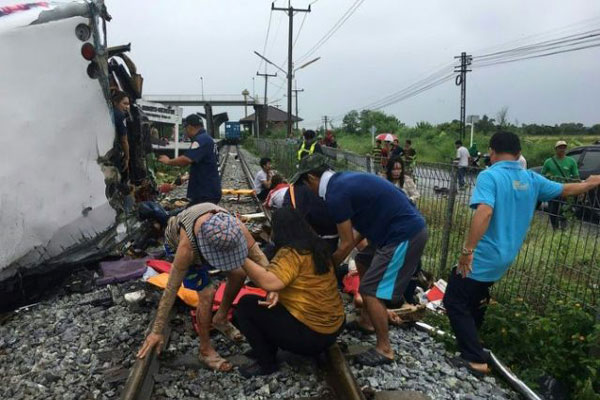 থাইল্যান্ডে পর্যটকবাহী বাসে ট্রেনের ধাক্কা, নিহত ১৭