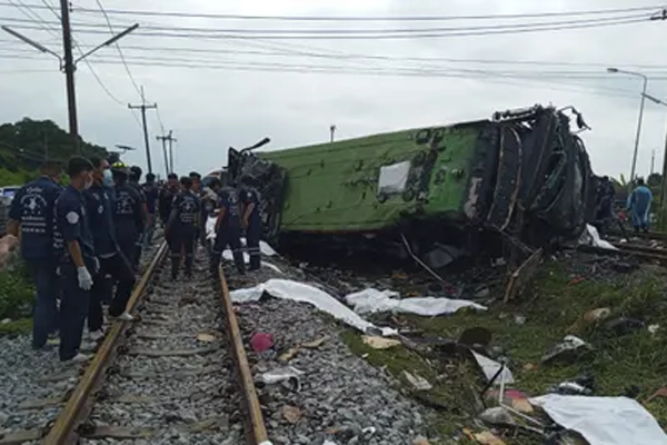 থাইল্যান্ডে ট্রেনের ধাক্কায় বাসের ১৭ যাত্রী নিহত