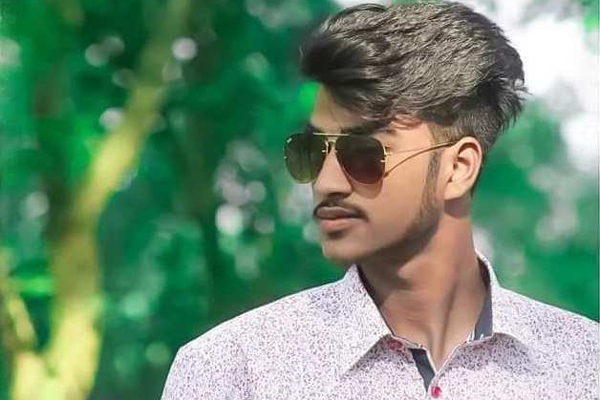 এক ট্রেনের ধাক্কায় আরেক ট্রেনের নিচে পড়ে দ্বিখণ্ডিত যুবক 

