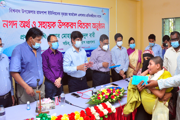 বিশ্বনাথে প্রতিবন্ধীদের নগদ অর্থ ও সহায়ক উপকরণ বিতরণ