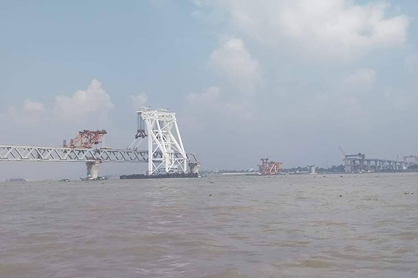 বসলো ৩২ তম স্প্যান, দৃশ্যমান ৪ হাজার ৮০০ মিটার পদ্মা সেতু
