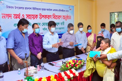 বিশ্বনাথে প্রতিবন্ধীদের নগদ অর্থ ও সহায়ক উপকরণ বিতরণ