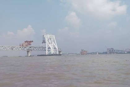 বসলো ৩২ তম স্প্যান, দৃশ্যমান ৪ হাজার ৮০০ মিটার পদ্মা সেতু
