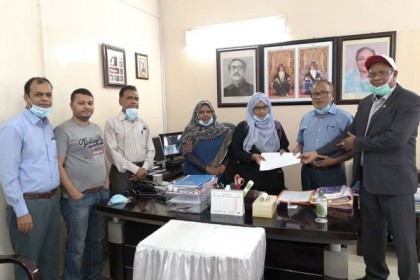 প্রবীণ শিক্ষকের পাশে দাঁড়াল ওমানের চট্টগ্রাম সমিতি