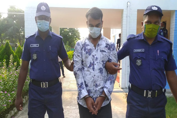 ২১ লাখ ভারতীয় জাল রুপিসহ যুবক আটক