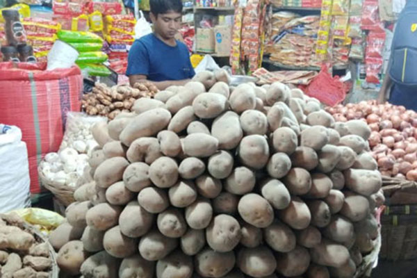 যে কারণে বেড়েছে আলুর দাম
