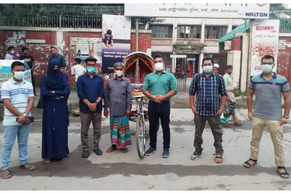 রিকশা ছিনতাই, আলাউদ্দিনের হাতে নতুন রিকশা তুলে দিল তরুণরা