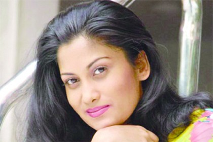 মা অসুস্থ, দেশে এসেছেন শ্রাবন্তী