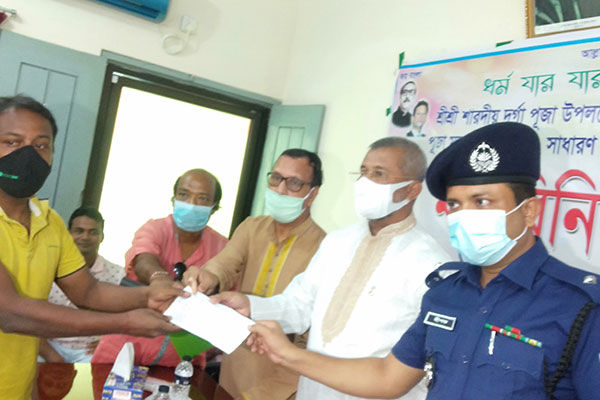 ধামরাইয়ে ৩৪ পূজা মন্ডপে নগদ অর্থ বিতরণ
