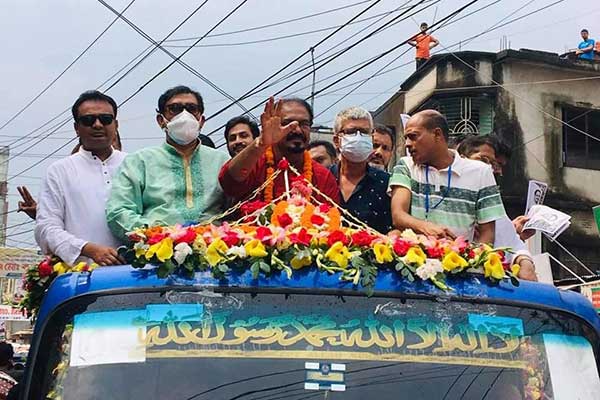 শেষ মুহূর্তের প্রচারণায় ব্যস্ত কাজী মনু