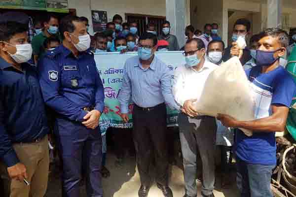 মা ইলিশ সংরক্ষণে জেলেদের মাঝে চাল বিতরণ শুরু